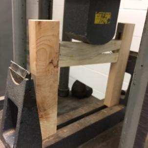 Wood joints strength test using mechanical testing.